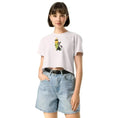 Carregar imagem no visualizador da Galeria, Woman wearing orchid crop top with cartoon cat and pencil graphic, paired with denim shorts